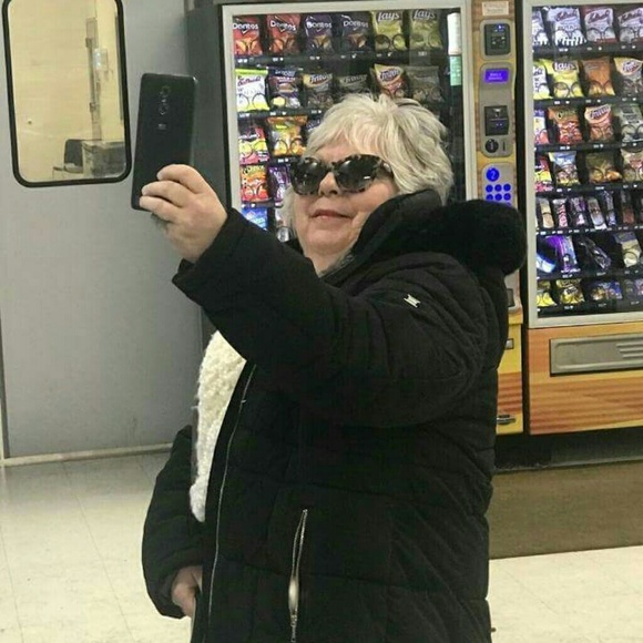 Meet your Posher, Denise - Picture 1 of 1